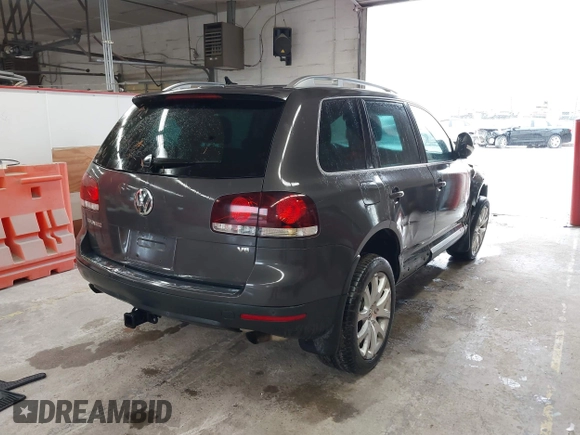 2010 Volkswagen Touareg VR6 z VIN WVGBF7A91AD002407, wystawiony jako IAAI lot #42369975 z przebiegiem 95 504 mil mil oraz . Historia ofert i sprzedaży dostępna na DreamBid. Obrazek 4.