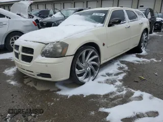 2005 Dodge Magnum SE with VIN 2D4FV48V85H571020, listed as a Copart auction lot 45716815 with 170,599 mi miles and Salvage Title. Bid and sale history available at carsss.com. Image 1.