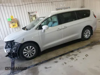 2019 Chrysler Pacifica Touring Plus z VIN 2C4RC1FG3KR636753, wystawiony jako Copart lot #60466095 z przebiegiem 109 678 mil mil oraz Szkoda całkowita • Salvage title. Historia ofert i sprzedaży dostępna na DreamBid. Obrazek 1.