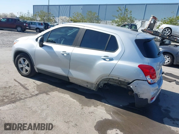 2019 Chevrolet Trax LS with VIN 3GNCJKSB3KL261348, listed as a IAAI auction lot 41933143 with 58,202 mi miles. Bid and sale history available at carsss.com. Image 3.