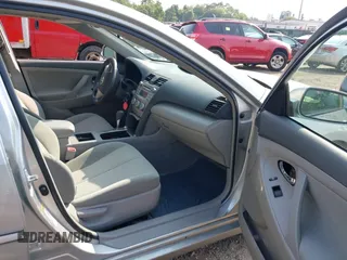 2007 Toyota Camry CE z VIN 4T1BE46K97U522294, wystawiony jako IAAI lot #42484284 z przebiegiem 150 683 mil mil oraz . Historia ofert i sprzedaży dostępna na DreamBid. Obrazek 5.