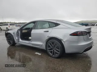 2024 Tesla Model S z VIN 5YJSA1E53RF542174, wystawiony jako Copart lot #55063885 z przebiegiem 4 751 mil mil oraz Szkoda całkowita • Salvage title. Historia ofert i sprzedaży dostępna na DreamBid. Obrazek 2.