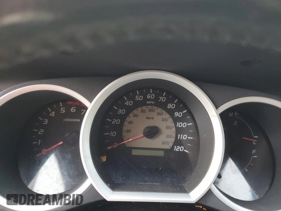 2010 Toyota Tacoma PreRunner z VIN 3TMJU4GN2AM106935, wystawiony jako Copart lot #55923065 z przebiegiem Nie podano mil oraz Szkoda całkowita • Salvage title. Historia ofert i sprzedaży dostępna na DreamBid. Obrazek 9.
