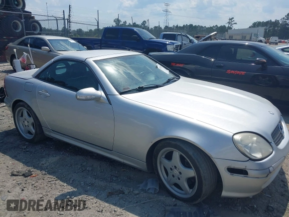 2003 Mercedes-Benz SLK 320 z VIN WDBKK65FX3F289228, wystawiony jako IAAI lot #42584634 z przebiegiem 173 232 mil mil oraz . Historia ofert i sprzedaży dostępna na DreamBid. Obrazek 1.