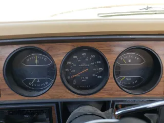 1987 Dodge Trucks z VIN 1B7HD14TXHS334781, wystawiony jako Copart lot #69347244 z przebiegiem 69 244 mil mil oraz Szkody całkowita. Historia ofert i sprzedaży dostępna na DreamBid. Obrazek 9.