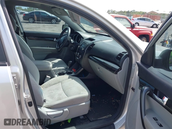 2012 Kia Sorento LX with VIN 5XYKT4A29CG250228, listed as a IAAI auction lot 42082870 with 171,727 mi miles. Bid and sale history available at carsss.com. Image 5.