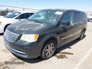 2013 Chrysler Town & Country Touring z VIN 2C4RC1BG7DR577053, wystawiony jako IAAI lot #42432189 z przebiegiem 135 957 mil mil oraz . Historia ofert i sprzedaży dostępna na DreamBid. Obrazek 2.