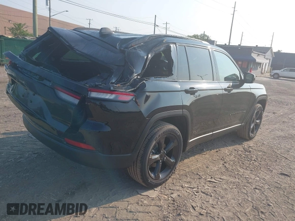 2024 Jeep Grand Cherokee Laredo z VIN 1C4RJHAG0RC235461, wystawiony jako IAAI lot #40354033 z przebiegiem 589 mil mil oraz . Historia ofert i sprzedaży dostępna na DreamBid. Obrazek 4.