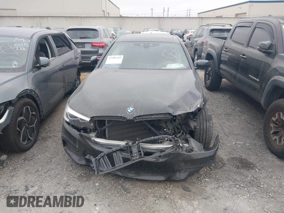 2018 BMW 5 Series 540i z VIN WBAJE5C5XJWA97667, wystawiony jako IAAI lot #41481362 z przebiegiem Nie podano mil oraz . Historia ofert i sprzedaży dostępna na DreamBid. Obrazek 12.