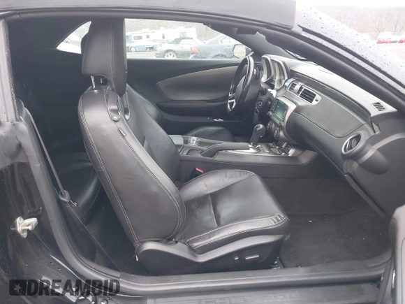 2013 Chevrolet Camaro LT z VIN 2G1FC3D32D9205069, wystawiony jako IAAI lot #41931863 z przebiegiem 75 244 mil mil oraz . Historia ofert i sprzedaży dostępna na DreamBid. Obrazek 5.