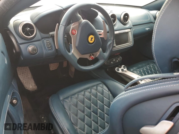 2012 Ferrari California z VIN ZFF65TJA9C0186664, wystawiony jako Copart lot #87967125 z przebiegiem Nie podano mil oraz Szkoda całkowita • Salvage title. Historia ofert i sprzedaży dostępna na DreamBid. Obrazek 8.