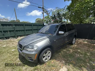 2013 BMW X5 xDrive35i z VIN 5UXZV4C56D0G52619, wystawiony jako IAAI lot #41990893 z przebiegiem 107 080 mil mil oraz . Historia ofert i sprzedaży dostępna na DreamBid. Obrazek 2.