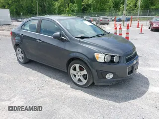 2016 Chevrolet Sonic LTZ z VIN 1G1JE5SB5G4137710, wystawiony jako IAAI lot #42131625 z przebiegiem 152 941 mil mil oraz . Historia ofert i sprzedaży dostępna na DreamBid. Obrazek 1.
