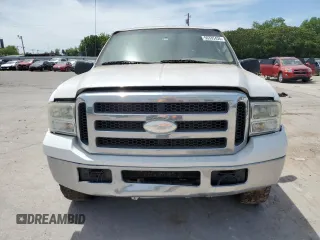 2005 Ford Excursion Eddie Bauer z VIN 1FMNU45S55EB52633, wystawiony jako Copart lot #56335435 z przebiegiem Nie podano mil oraz Czysty tytuł • Clean title. Historia ofert i sprzedaży dostępna na DreamBid. Obrazek 5.