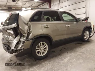 2014 Kia Sorento LX z VIN 5XYKTDA78EG550308, wystawiony jako IAAI lot #42057106 z przebiegiem 82 951 mil mil oraz . Historia ofert i sprzedaży dostępna na DreamBid. Obrazek 4.