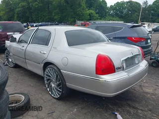 2006 Lincoln Town Car Signature z VIN 1LNHM81V56Y622373, wystawiony jako IAAI lot #42205125 z przebiegiem Nie podano mil oraz . Historia ofert i sprzedaży dostępna na DreamBid. Obrazek 3.