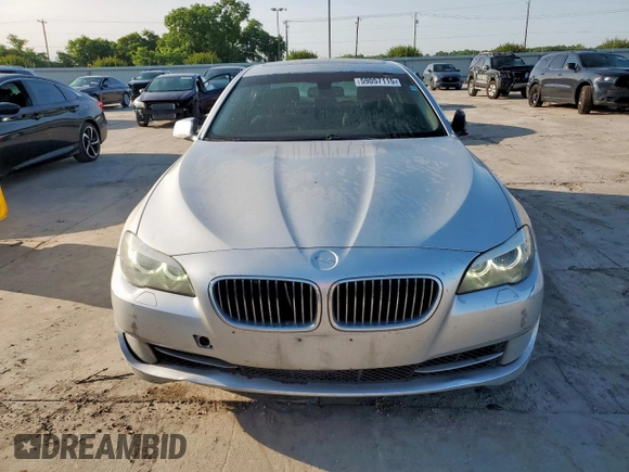 2013 BMW 5 Series 528i xDrive z VIN WBAXH5C53DDW15228, wystawiony jako Copart lot #59057115 z przebiegiem 238 230 mil mil oraz Czysty tytuł • Clean title. Historia ofert i sprzedaży dostępna na DreamBid. Obrazek 5.