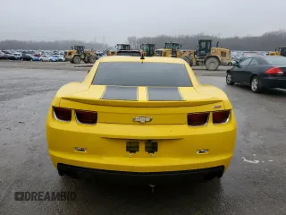 2010 Chevrolet Camaro 2SS z VIN 2G1FT1EW0A9111149, wystawiony jako Copart lot #43988415 z przebiegiem 73 678 mil mil oraz Szkody całkowita. Historia ofert i sprzedaży dostępna na DreamBid. Obrazek 6.