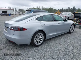 2017 Tesla Model S 60 z VIN 5YJSA1E11HF217633, wystawiony jako IAAI lot #42586913 z przebiegiem 152 987 mil mil oraz . Historia ofert i sprzedaży dostępna na DreamBid. Obrazek 4.