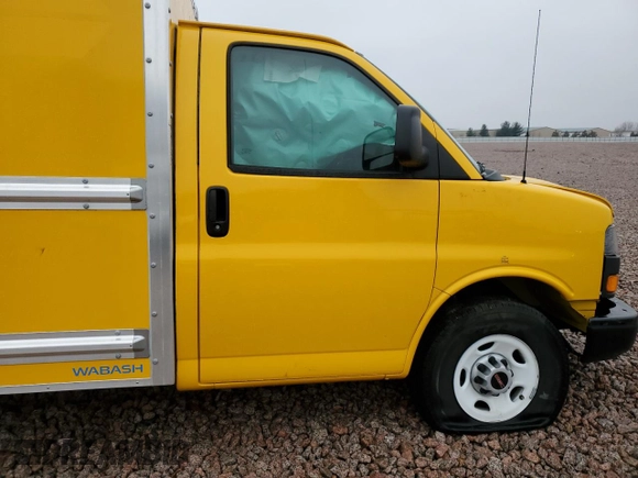 2024 GMC Savana z VIN 1GD07RFP4R1176136, wystawiony jako Copart lot #47645825 z przebiegiem Nie podano mil oraz Szkoda całkowita • Salvage title. Historia ofert i sprzedaży dostępna na DreamBid. Obrazek 11.
