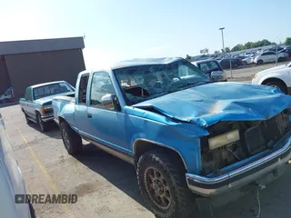 1991 GMC Sierra 1500 z VIN 2GTEK19K3M1517748, wystawiony jako IAAI lot #42493212 z przebiegiem 282 121 mil mil oraz . Historia ofert i sprzedaży dostępna na DreamBid. Obrazek 1.