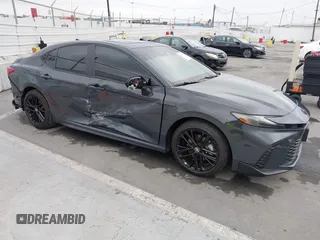 2025 Toyota Camry LE z VIN 4T1DAACK8SU027150, wystawiony jako IAAI lot #42131990 z przebiegiem 5 048 mil mil oraz . Historia ofert i sprzedaży dostępna na DreamBid. Obrazek 1.