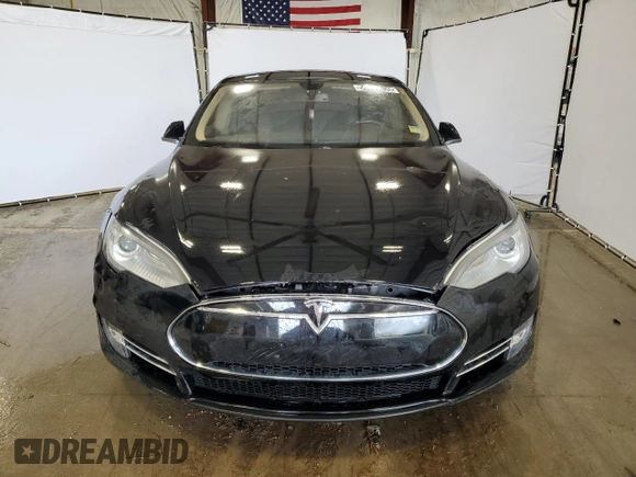 2014 Tesla Model S 60 z VIN 5YJSA1H13EFP52938, wystawiony jako Copart lot #56050055 z przebiegiem 125 376 mil mil oraz Czysty tytuł • Clean title. Historia ofert i sprzedaży dostępna na DreamBid. Obrazek 5.