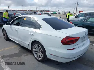 2018 Volkswagen Passat SE z VIN 1VWBA7A33JC031098, wystawiony jako IAAI lot #41915976 z przebiegiem 147 454 mil mil oraz . Historia ofert i sprzedaży dostępna na DreamBid. Obrazek 3.