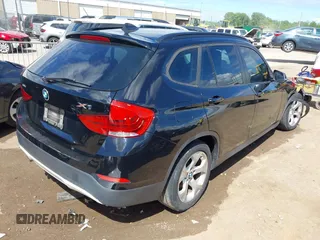 2013 BMW X1 28i z VIN WBAVM1C52DVW41549, wystawiony jako IAAI lot #42207042 z przebiegiem 74 689 mil mil oraz . Historia ofert i sprzedaży dostępna na DreamBid. Obrazek 4.