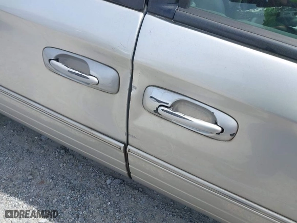 2005 Chrysler Town & Country Limited with VIN 2C8GP64L35R191104, listed as a IAAI auction lot 41800041 with 284,887 mi miles. Bid and sale history available at carsss.com. Image 13.