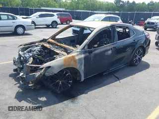 2020 Toyota Camry SE z VIN 4T1G11AK6LU909869, wystawiony jako IAAI lot #42071954 z przebiegiem 61 631 mil mil oraz . Historia ofert i sprzedaży dostępna na DreamBid. Obrazek 2.
