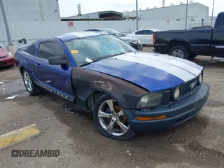 2005 Ford Mustang Deluxe with VIN 1ZVFT80N555238400, listed as a IAAI auction lot 42123116 with 156,686 mi miles. Bid and sale history available at carsss.com. Image 1.