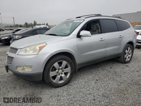 2012 Chevrolet Traverse LTZ z VIN 1GNKRLED8CJ262091, wystawiony jako Copart lot #55527805 z przebiegiem Nie podano mil oraz Szkoda całkowita • Salvage title. Historia ofert i sprzedaży dostępna na DreamBid. Obrazek 1.