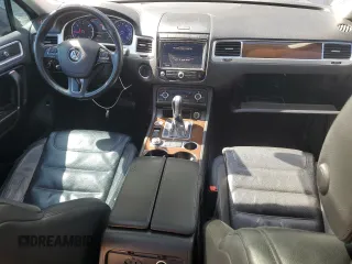 2015 Volkswagen Touareg Lux z VIN WVGEP9BP0FD006992, wystawiony jako Copart lot #59524445 z przebiegiem 169 822 mil mil oraz Szkoda całkowita • Salvage title. Historia ofert i sprzedaży dostępna na DreamBid. Obrazek 8.