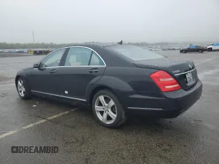 2010 Mercedes-Benz S 550 z VIN WDDNG8GB9AA335198, wystawiony jako Copart lot #57104175 z przebiegiem 43 121 mil mil oraz Szkody całkowita. Historia ofert i sprzedaży dostępna na DreamBid. Obrazek 2.
