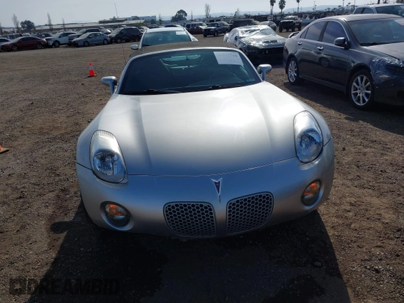 2007 Pontiac Solstice z VIN 1G2MB35B57Y111621, wystawiony jako IAAI lot #41332760 z przebiegiem 49 784 mil mil oraz . Historia ofert i sprzedaży dostępna na DreamBid. Obrazek 12.