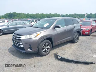 2018 Toyota Highlander LE z VIN 5TDBZRFH3JS841728, wystawiony jako IAAI lot #42424705 z przebiegiem 93 473 mil mil oraz . Historia ofert i sprzedaży dostępna na DreamBid. Obrazek 17.