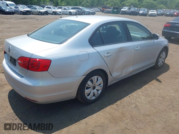 2012 Volkswagen Jetta SE z VIN 3VWDP7AJ5CM309927, wystawiony jako IAAI lot #42414951 z przebiegiem 128 109 mil mil oraz . Historia ofert i sprzedaży dostępna na DreamBid. Obrazek 6.