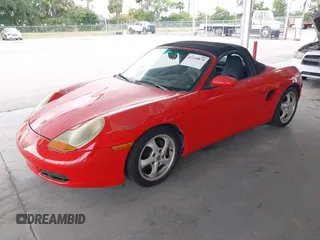 1999 Porsche Boxster z VIN WP0CA2985XU621543, wystawiony jako IAAI lot #42210875 z przebiegiem 93 609 mil mil oraz . Historia ofert i sprzedaży dostępna na DreamBid. Obrazek 2.
