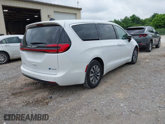 2024 Chrysler Pacifica Hybrid Select z VIN 2C4RC1S75RR103836, wystawiony jako IAAI lot #42293507 z przebiegiem 41 774 mil mil oraz . Historia ofert i sprzedaży dostępna na DreamBid. Obrazek 4.