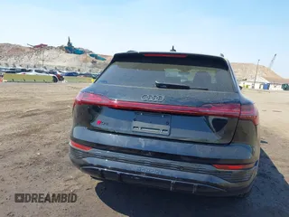 2024 Audi Q8 e-tron Prestige z VIN WA16ABGE6RB005963, wystawiony jako IAAI lot #42067970 z przebiegiem 7 113 mil mil oraz . Historia ofert i sprzedaży dostępna na DreamBid. Obrazek 16.