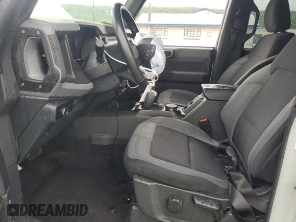 2023 Ford Bronco z VIN 1FMEE5BP6PLB00218, wystawiony jako Copart lot #55887595 z przebiegiem 22 859 mil mil oraz Szkody całkowita. Historia ofert i sprzedaży dostępna na DreamBid. Obrazek 7.