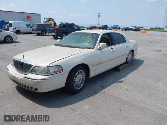 2007 Lincoln Town Car Signature Limited z VIN 1LNHM82V97Y603275, wystawiony jako IAAI lot #42362805 z przebiegiem 165 314 mil mil oraz . Historia ofert i sprzedaży dostępna na DreamBid. Obrazek 2.