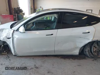 2024 Tesla Model Y Long Range z VIN 7SAYGDEE7RA294649, wystawiony jako IAAI lot #42022150 z przebiegiem 9 110 mil mil oraz . Historia ofert i sprzedaży dostępna na DreamBid. Obrazek 14.