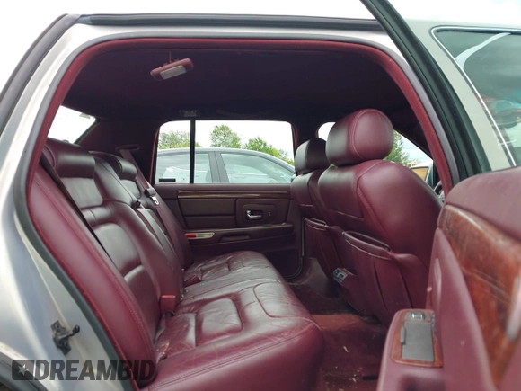 1998 Cadillac DeVille z VIN 1G6KD54Y7WU740871, wystawiony jako IAAI lot #42259686 z przebiegiem 124 542 mil mil oraz . Historia ofert i sprzedaży dostępna na DreamBid. Obrazek 8.