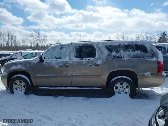 2007 Chevrolet Suburban LT with VIN 1GNFK16317R366798, listed as a IAAI auction lot 41582762 with 215,181 mi miles. Bid and sale history available at carsss.com. Image 14.