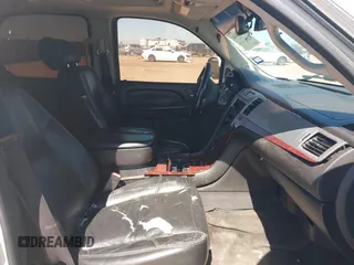 2007 Cadillac Escalade z VIN 1GYFK638X7R422351, wystawiony jako IAAI lot #42298364 z przebiegiem 263 314 mil mil oraz . Historia ofert i sprzedaży dostępna na DreamBid. Obrazek 5.