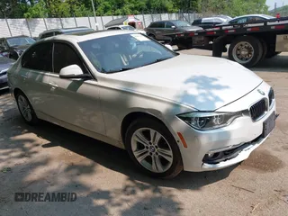 2016 BMW 3 Series 328i xDrive z VIN WBA8E3G55GNT76128, wystawiony jako IAAI lot #42404448 z przebiegiem 49 149 mil mil oraz . Historia ofert i sprzedaży dostępna na DreamBid. Obrazek 1.
