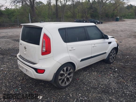 2013 Kia Soul ! with VIN KNDJT2A64D7570378, listed as a IAAI auction lot 41955532 with 214,564 mi miles. Bid and sale history available at carsss.com. Image 4.