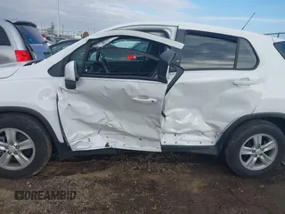 2020 Chevrolet Trax LS z VIN KL7CJKSB8LB085048, wystawiony jako IAAI lot #38242977 z przebiegiem 32 428 mil mil oraz . Historia ofert i sprzedaży dostępna na DreamBid. Obrazek 6.